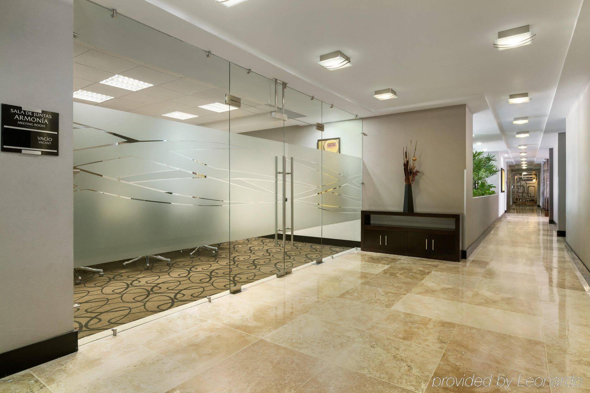 Отель Doubletree By Hilton Керетаро Экстерьер фото
