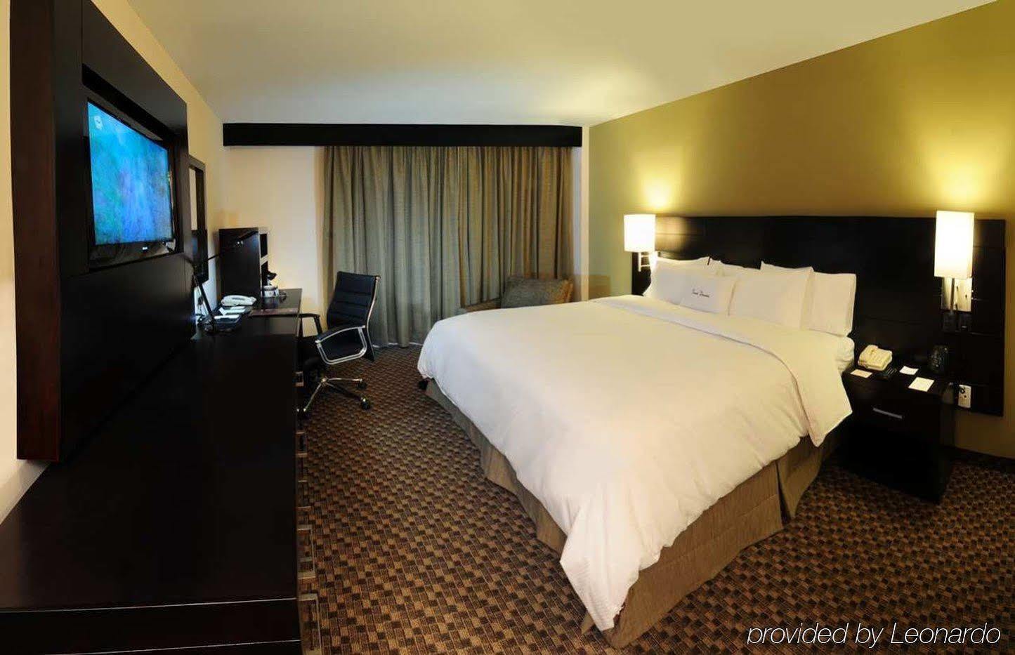 Отель Doubletree By Hilton Керетаро Номер фото