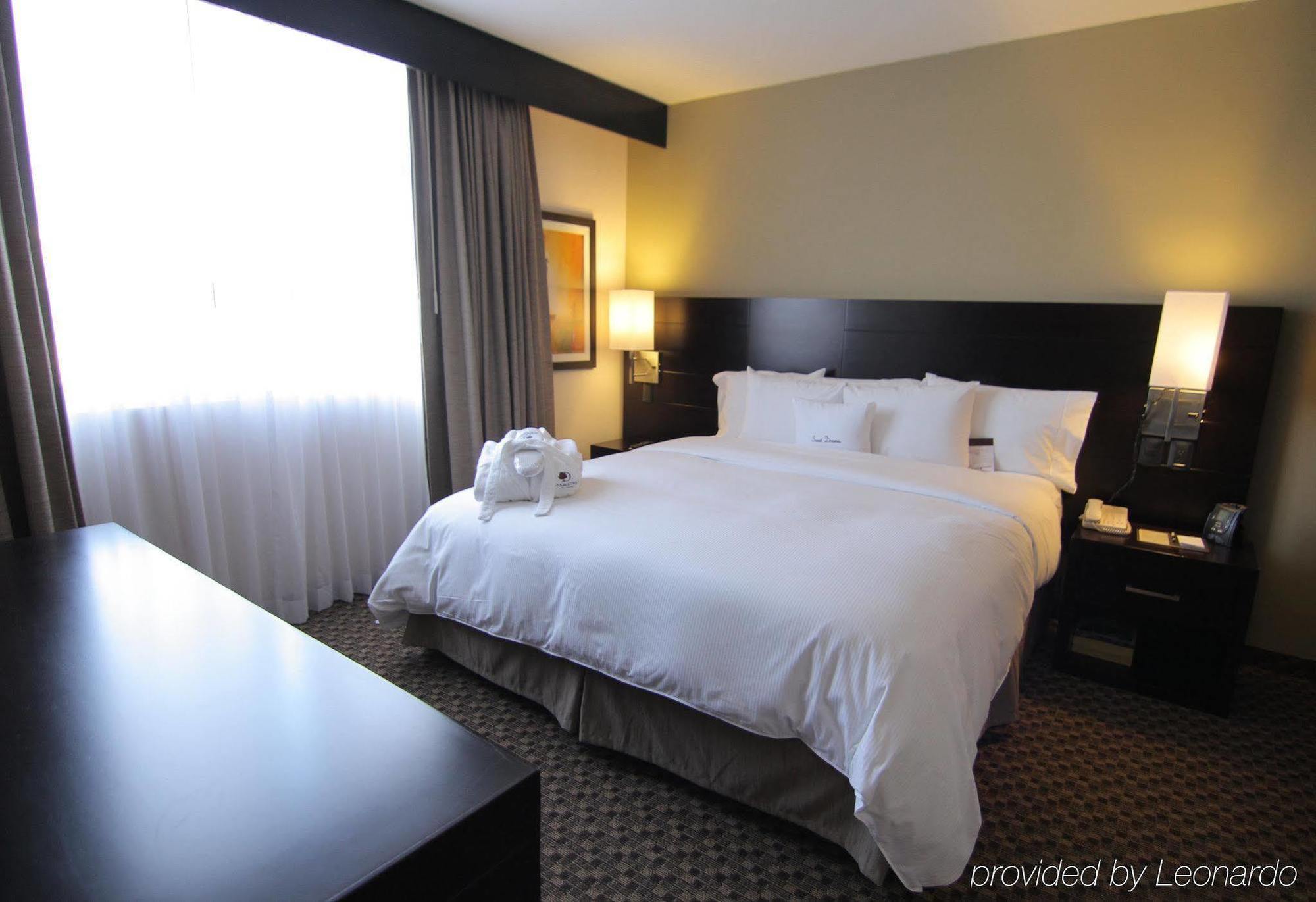 Отель Doubletree By Hilton Керетаро Экстерьер фото