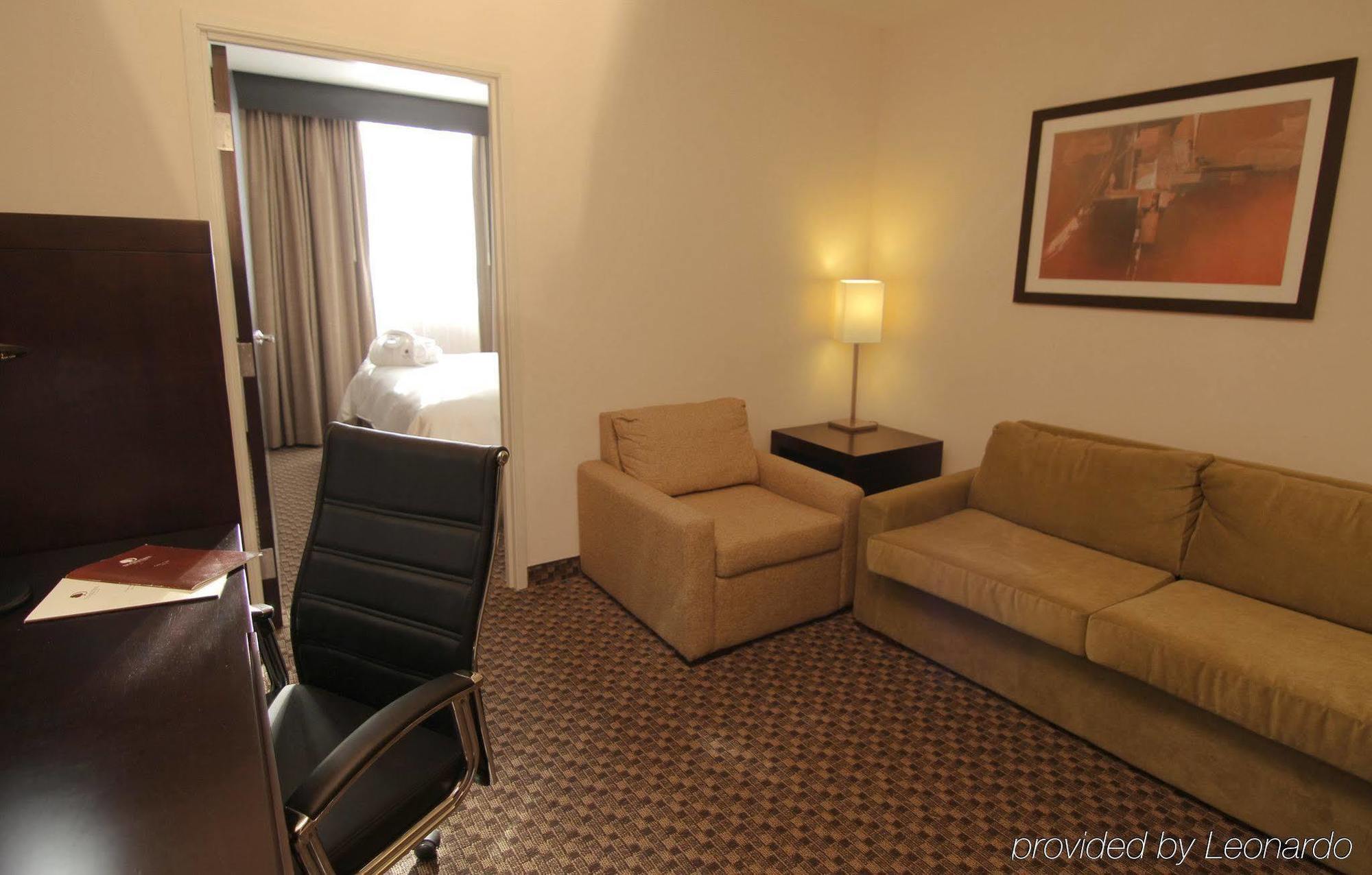 Отель Doubletree By Hilton Керетаро Экстерьер фото