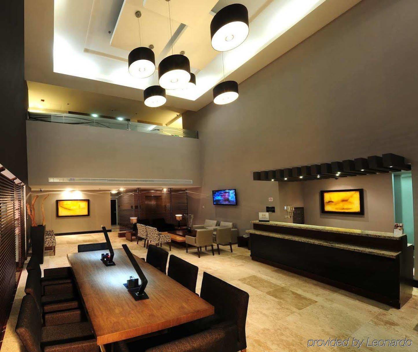 Отель Doubletree By Hilton Керетаро Интерьер фото