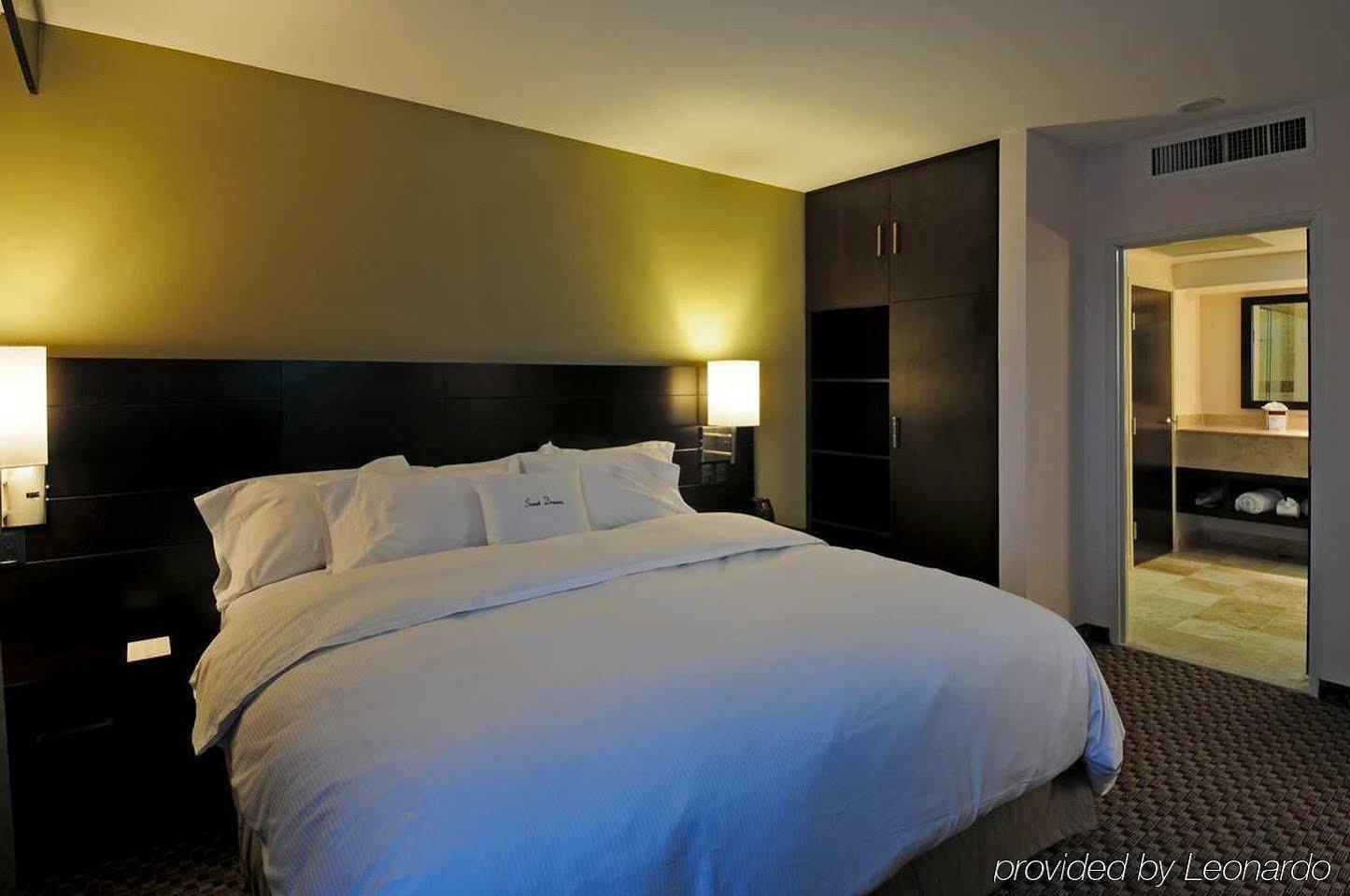 Отель Doubletree By Hilton Керетаро Номер фото